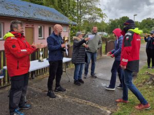 Artur und Crew erhalten Urkunde und Pokal.