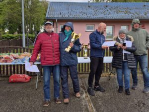 Werner und Crew mit Urkunde und Pokal.