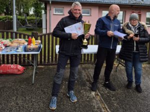 Toralf mit Urkunde und Pokal.